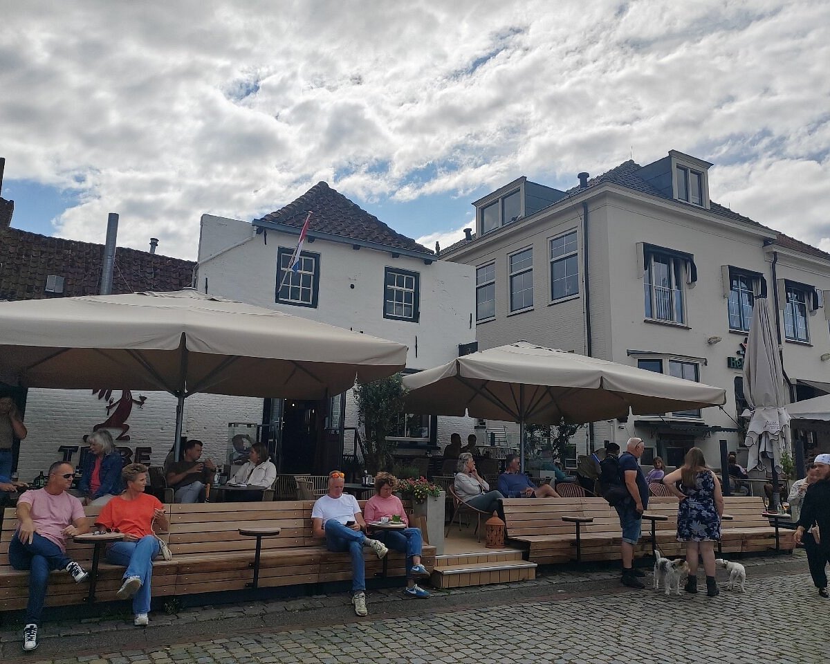 Terras van Tribe Bar & Bites op een plein in Willemstad
