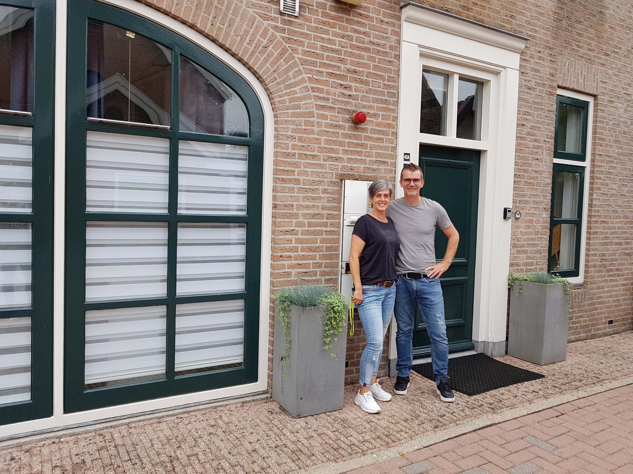 De gastvrije eigenaren van Hotel Willemstad voor de deur