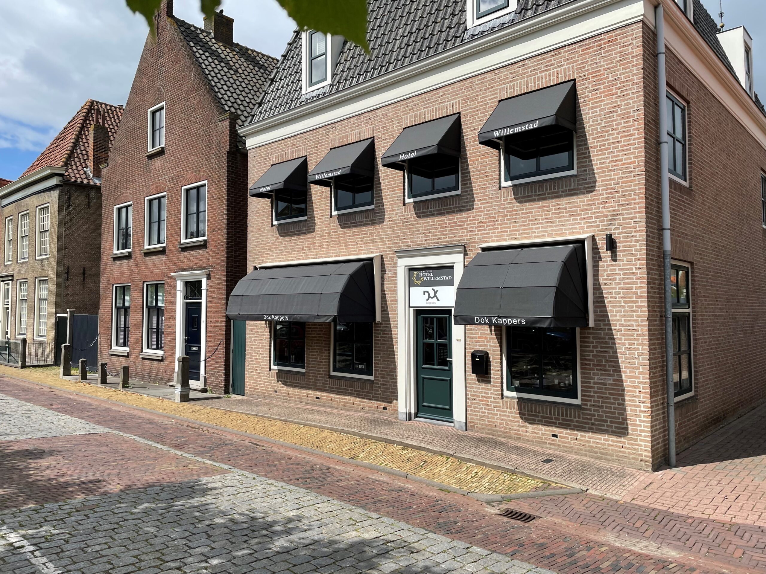 Hotel Willemstad aan een geplaveide straat in de historische vesting